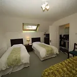 Bed & Breakfast Launard House 4*
