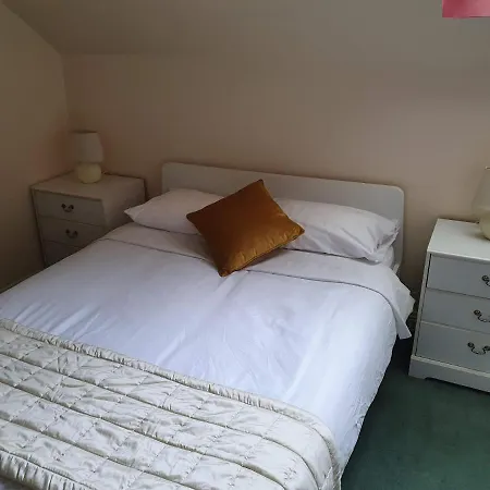 לינה וארוחת בוקר Launard House 4*