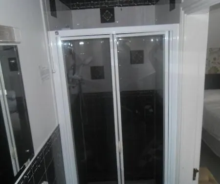 Launard House לינה וארוחת בוקר 4*