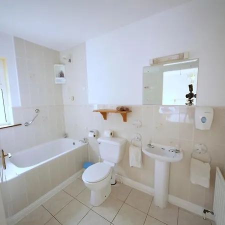 לינה וארוחת בוקר Launard House קילקני