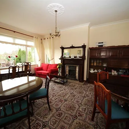 Launard House فندق مبيت وإفطار