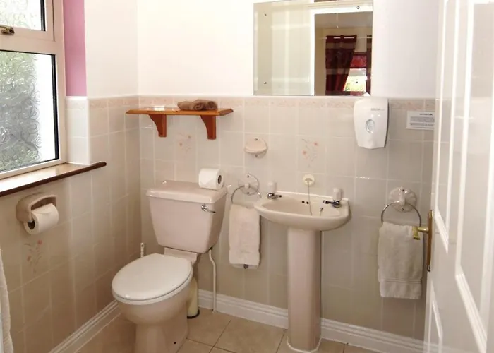 לינה וארוחת בוקר Launard House קילקני