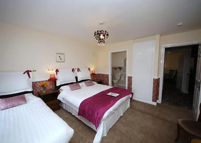 לינה וארוחת בוקר Launard House 4*