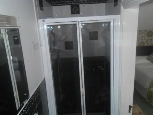 Launard House Panzió 4*