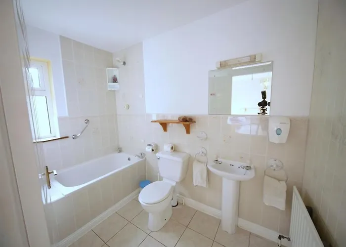 לינה וארוחת בוקר Launard House קילקני