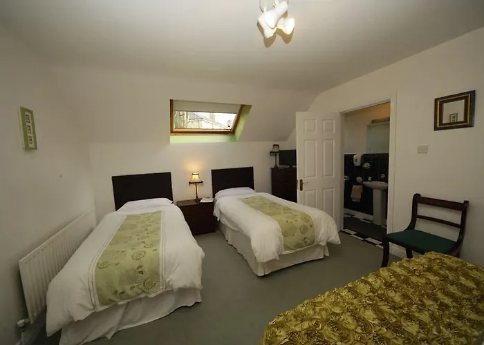 לינה וארוחת בוקר Launard House 4*