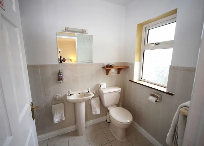 לינה וארוחת בוקר Launard House