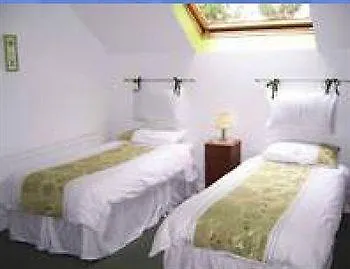 לינה וארוחת בוקר Launard House